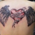 nome del bambino scritto sul cuore tatuaggio