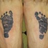 Tatuaje en pie de huellas infantiles
