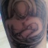 Le tatouage d'ange avec un enfant dans ses bras
