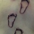 Tatuaje de huellas infantiles y el nombre