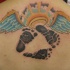 Tatuaje de huellas infantiles y un nimbo con alas