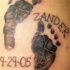Tatuaje de huellas infantiles, nombres y fecha de nacimiento