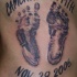 Tatuaje de huellas infantiles, nombres y fecha de nacimiento