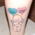 Tatuaje de un querubín con nombres y fechas en corazones