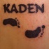 Tatuaje huellas infantiles y el nombre