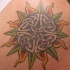 Le tatouage de soleil de nœuds celtiques