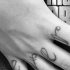 Tatuaje en los nudillos, letra cursiva, alguna vez