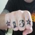 Tatuaje en los nudillos, numero 13, estrellas