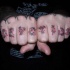Tatuaje en los nudillos,dedicación, letra estilizada, con puntos rojos
