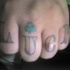 Tatuaje en los nudillos, inscripción suerte, trébol