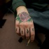Tatuaggio sulla mano la rosa colorata & 