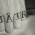 Un mot allemand le cheveux tatouage sur les phalanges