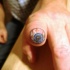 Tatuaje en los nudillos, ojo horrible, en el borde de el dedo