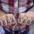 Tatuaje en los nudillos, inscripción estilizada