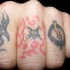 Tatuaje en los nudillos, cuatro imágenes diferentes