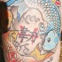 Tatuaje de carpa koi haciendo el símbolo yin yang
