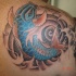 koi pesce blu tatuaggio sulla spala