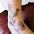 Le tatouage de coccinelle sur la marguerite rose en couleur