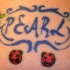 Tatuaje de mariquitas y palabra pearl