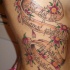 Impressionante tatuaggio sul fianco l'uccello che porta la striscia con la scritta