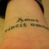 amor vincit omnia sul polso tatuaggio