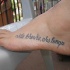 Le tatouage d’inscription Vita brevis ars longa sur le pied