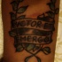 Le tatouage d’inscription Evctor et emergo avec des laures