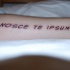 nosce te ipsum tatuaggio sul braccio