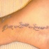 Le tatouage d'inscription Dum spiro spero sur le pied
