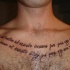testo latino scritto sul petto tatuaggio