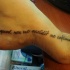 Tatuaje en pie una frase en latín