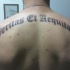 Tatuaje en espalda veritas et aequitas