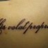 Tatuaje la frase alis volat propriis