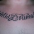 Le tatouage de locution latine Audentes frotuna juvat
