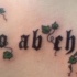 Le tatouage de Ordo ab chaos avec une lierre