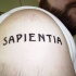 rapientia tatuaggio nero sulla spala