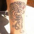 Tatuaje en la pierna, tigre peligroso ruge