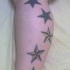 Le stelle grande tatuate in lungo della gamba