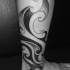 Grande tatuaggio tribale tatuato sulla gamba