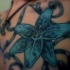 Tatuaje de lirio azul y tracería