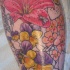 Tatuaje a color inacabado de muchas flores