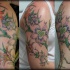 fiori colorati sul braccio tatuaggio