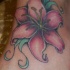 El tatuaje de un Lirio color rosa hecho en un pie