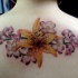 Tatuaje de lirio tigrínum y flores color púrpura
