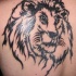 El tatuaje de la cabeza de un leon negro en la espalda