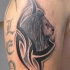 El tatuaje tribal de la cabeza de un leon Leo hecho en le brazo