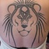El tatuaje sencillo tribal de la cabeza de un Leon negro en la espalda