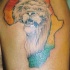 El tatuaje del continente africa de color con la cabeza de un leon y letras 