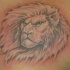 El tatuaje de Leon enojado con una melena grande