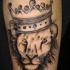 tatuaje en tinta negro de león coronado